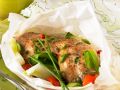 Hähnchenkeulen und Gemüse im Backpapier gegart Rezept