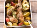 Hähnchenschenkel mit Äpfeln aus dem Ofen Rezept