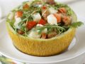 Herzhafter Melonensalat in halber Melone Rezept