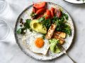 Herzhaftes Frühstück mit Spiegelei, Avocado und Tomaten Rezept