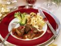 Hirschgulasch mit Preiselbeeren dazu Nudeln und Brokkoli Rezept