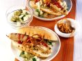 Hot Dog mit Grillwürstchen, Gurken und Röstzwiebeln Rezept