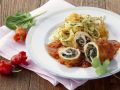Hühnerbrust mit Spinat gefüllt dazu Paprikasoße und Nudeln Rezept
