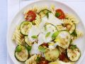 Italienischer Nudelsalat mit Zucchini, Tomaten und Parmesan Rezept