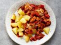 Jackfruit-Gulasch mit Sauerkraut und Kartoffeln Rezept