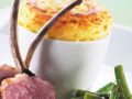 Jarlsberg Kartoffel-Soufflé mit Lammkoteletts und Salat aus grünen Bohnen Rezept