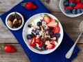 Joghurt mit Beeren, Schokolade und Paranüssen Rezept