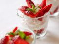 Joghurt mit Erdbeeren und frischer Minze Rezept