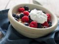 Joghurt mit Haferflocken und Beeren Rezept