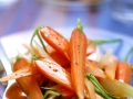 Junge Karotten mit Wein gedünstet Rezept