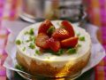 Käsekuchen mit Erdbeeren und Basilikumzucker Rezept