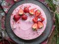 Käsekuchen mit Erdbeeren und Keksboden Rezept