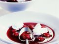 Kalte Kirschsuppe mit Eischneenocken Rezept