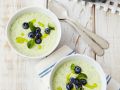 Kalte Zucchinisuppe mit Blaubeeren Rezept