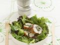 Kaninchenrouladen mit grünem Salat Rezept