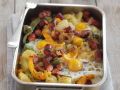 Kartoffel-Wurst-Gratin mit Paprika, Zwiebeln und Ei Rezept