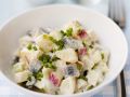 Kartoffelsalat mit Hering und Apfel Rezept