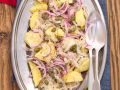 Kartoffelsalat mit Sauerkraut und Zwiebeln Rezept