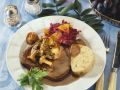 Keule vom Dammhirsch mit Rotweinsoße und Pilzen dazu Böhmischer Knödel Rezept