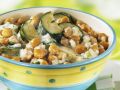Kichererbsenpfanne mit Zucchini, Kräutern und Soße Rezept