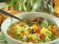 Klare Gemüsesuppe mit Kartoffeln und Kichererbsen Rezept