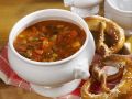 Klassische Gulaschsuppe dazu Brezel Rezept
