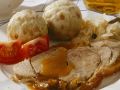 Klassischer Schweinebraten mit Klößen und Sauerkraut Rezept