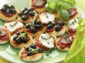 Kleine Pizza-Happen mit Olive, Mozzarella und Schinken Rezept