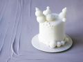 Kleine weiße Torte mit Fondant-Dekoration Rezept