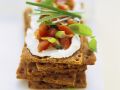 Knäcke mit Frischkäse und Tomaten Rezept