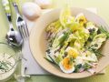 Kopfsalat mit gekochten Eiern und Kapern Rezept