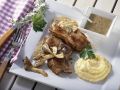 Koteletts vom Spanferkel mit Biersoße, Pilzen und Maisbrei (Polenta) Rezept