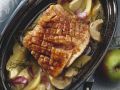 Krustenbraten auf dänische Art mit Äpfeln und Zwiebeln Rezept