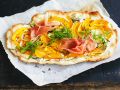 Kürbis-Flammkuchen mit Parmaschinken Rezept