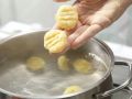 Kürbis-Gnocchi mit Tomatensauce Zubereitung Schritt 7 Kürbis-Gnocchi mit Tomatensauce Zubereitung Schritt 7