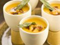 Kürbiscremesuppe mit frittierten Salbeiblättern und Gemüseeinlage Rezept