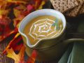 Kürbissuppe mit Spinnennetz zu Halloween Rezept
