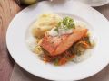 Lachs mit Karottenjulienne und Kräuterschaum Rezept