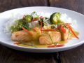 Lachs vom Grill mit Brokkoli-Kokos-Soße und Reis Rezept
