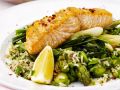 Lachs vom Grill mit grünem Spargel, Lauchzwiebeln und Reis Rezept