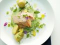 Lachsfilet mit Kräutersauce, Essblüten und Kartoffeln Rezept