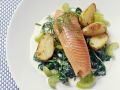 Lachsforellenfilet mit Spinat, Staudensellerie und Kartoffeln Rezept