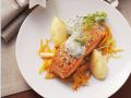 Lachsschnitte mit schaumiger Kräutersoße und Karottenstreifen Rezept