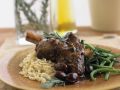 Lammhaxe mit Orzo und grünen Bohnen Rezept