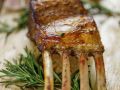Lammkarree vom Grill mit Knoblauch und Rosmarin Rezept