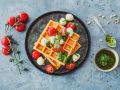 Linsenwaffeln mit Tomaten, Mozzarella und Bärlauch-Pesto Rezept