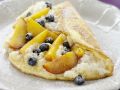 Luftiges Omelett mit Blaubeeren und Pfirsichen Rezept