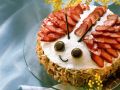 Maikäfer-Torte mit Erdbeeren und Marzipan Rezept