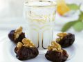 Mandelmilch mit Datteln Rezept