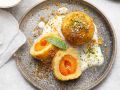 Marillenknödel mit Gewürzbröseln und Mohnsahne Rezept
